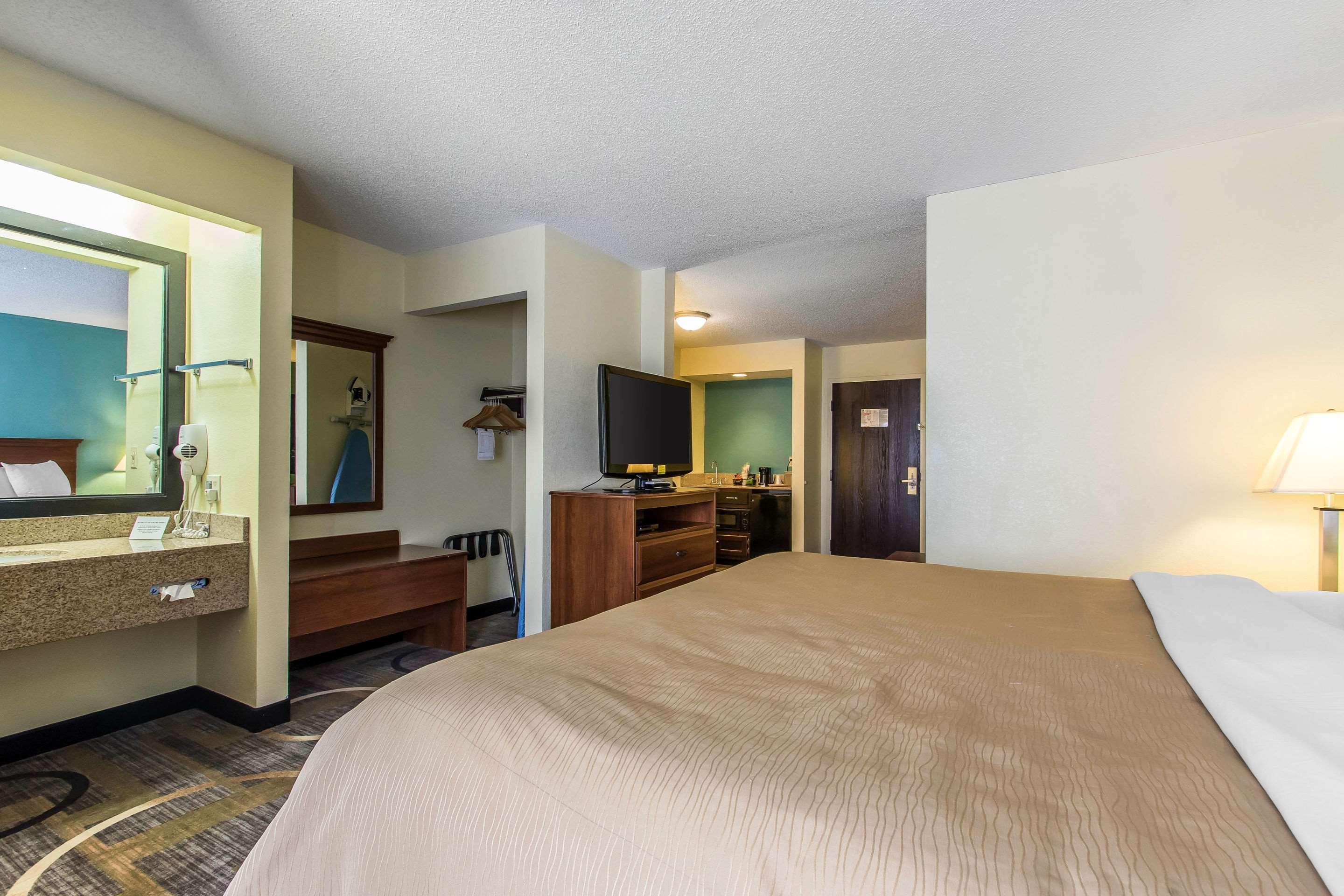 Quality Inn & Suites Memphis East Exterior photo